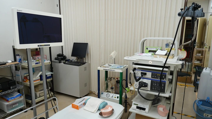 最新の内視鏡システムと周辺機器を備えた検査室です。高解像度のモニターにより、胃や大腸の粘膜を鮮明に観察でき、早期の病変発見に役立ちます。