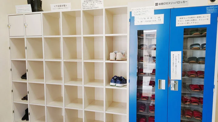 入口でスリッパに履き替えていただいております。