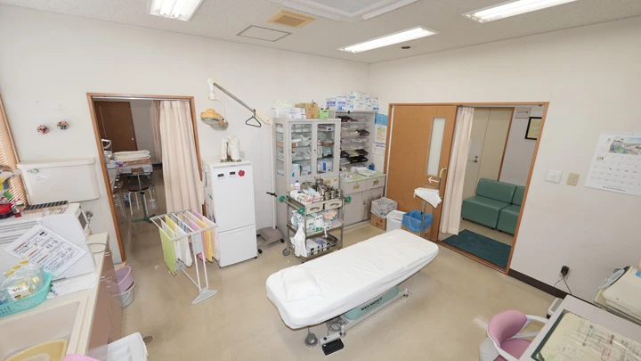 この処置室にはひととおりの対応ができるようにベッドと処置機材や薬剤などを配置しています。