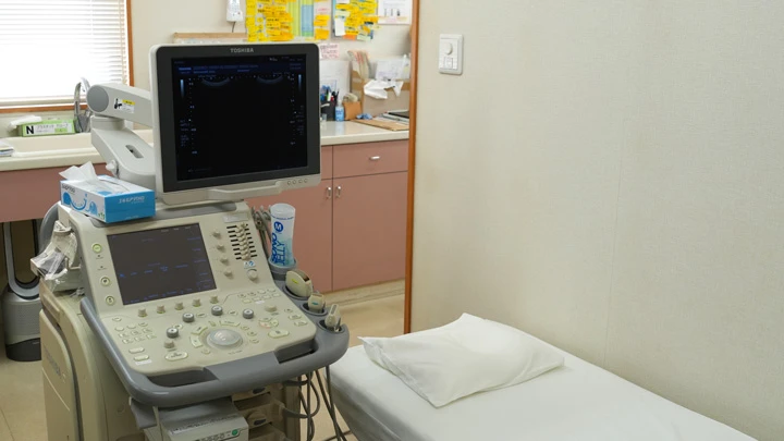 超音波を利用して体の内部を調べる腹部超音波(エコー)検査では、放射線を使わないため身体への負担が少なく、安心して受けていただけます。