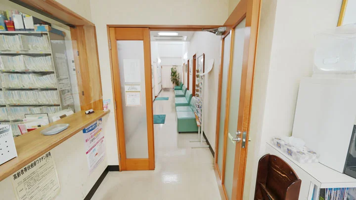 診察室、処置室、検査室へと続く廊下です。受付で呼ばれてからお入りください。