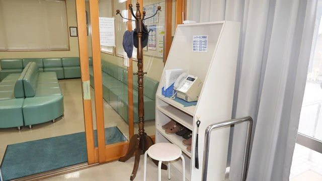 タクシー等ご利用の際には、院内の公衆電話をお使いいただけます。