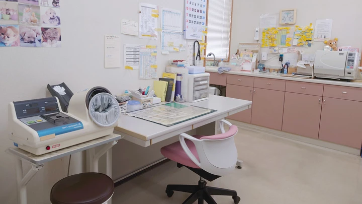 診察室の隣にある処置室では、医師だけでなく看護師が対応します。