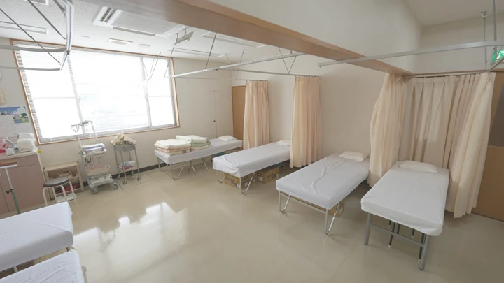 処置や検査後の患者様がゆっくりしていただけるようにベッドを６台設置しております。