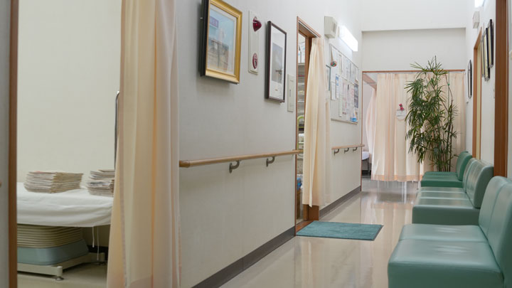 診察室、処置室などの部屋が並んでいます。