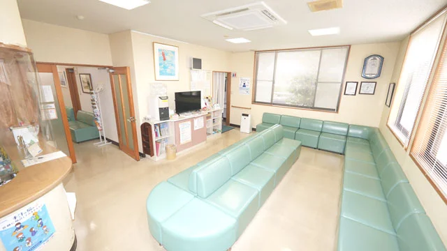 出入口から見た待合室。