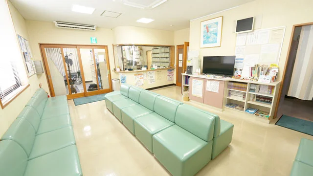 待合室の奥から見た様子。右側にお手洗いがあります。